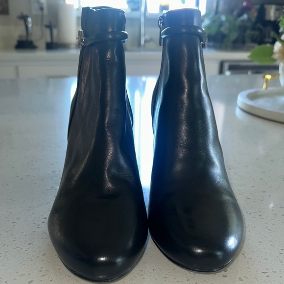 Bella Vita‎ Black Ankle Boots with Sleek Design - Picture 2 of 9